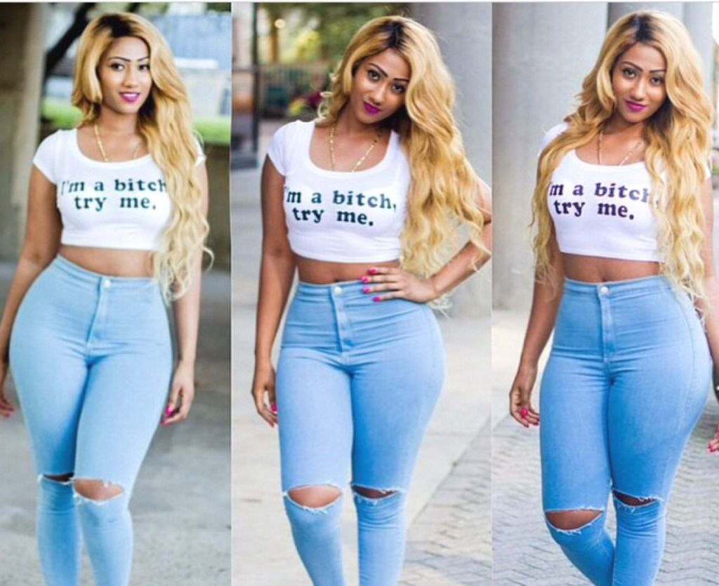 Crop top and high-waisted jeans