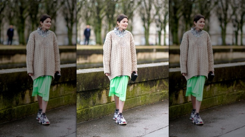 Oversized sweater and sneakers